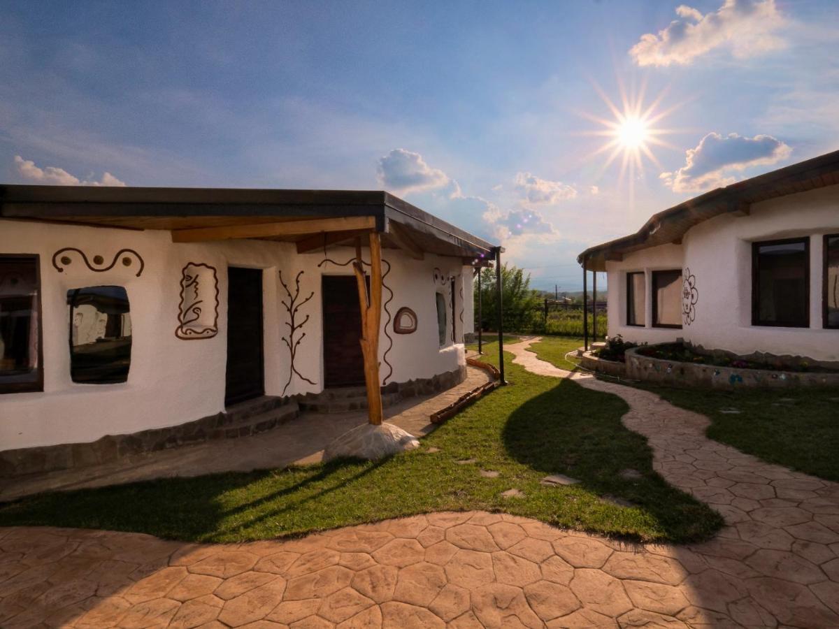 Cob Village Berca Exterior photo